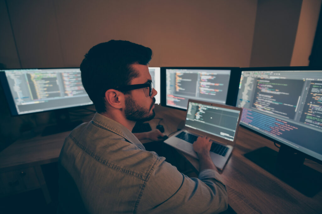 Angajări pe bandă rulantă la stat! Se oferă salarii de până la 4.000 de euro pe lună. Ce condiţii trebuie să îndeplineşti