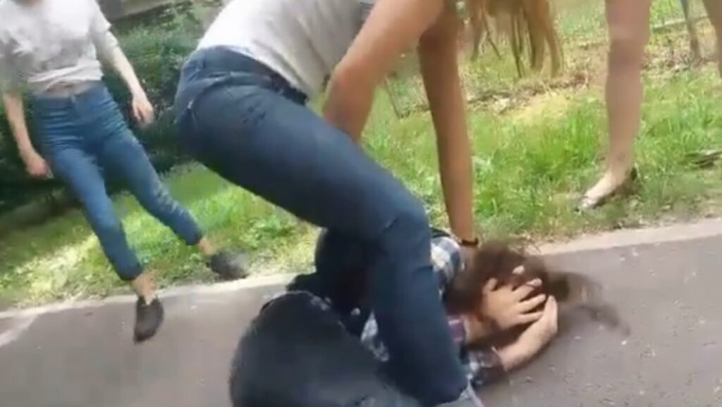O elevă a fost bătută și trântită la pământ de mai multe colege. Mama uneia dintre agresoare a participat și ea