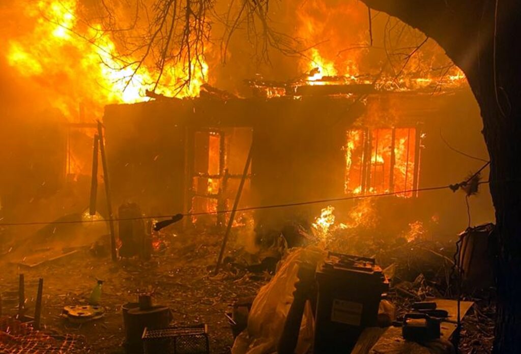 Au ars de vii de la o lumânare uitată aprinsă. Drama celor doi frați a îngrozit România