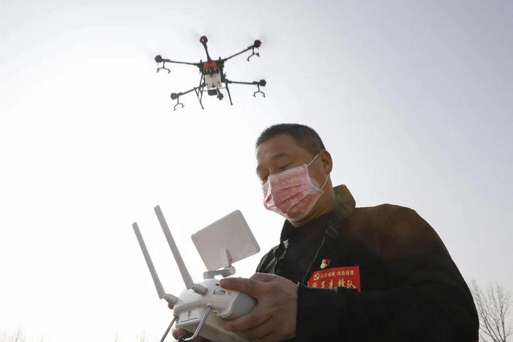 Mai multe drone zboară deasupra Shanghai-ului, transmițând mesaje oamenilor care sunt în carantină: ”Controlați-vă dorința de libertate”