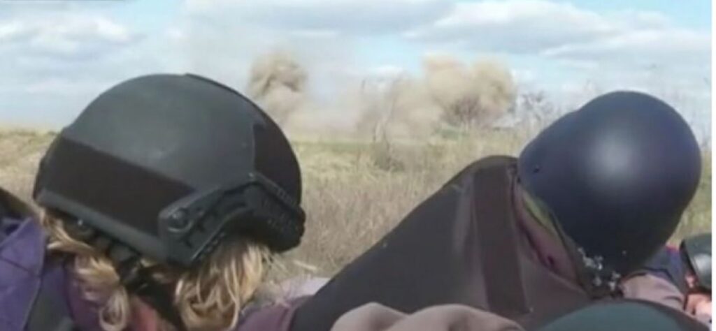 Echipă de jurnaliști surprinsă de raidurile aeriene ale rușilor: Jos, John! Jos! Filmează în continuare! Vezi acolo? Îmbrățișam pământul!