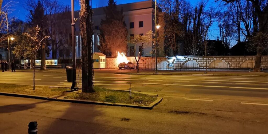 Eveniment șocant în București! Un bărbat și-a dat foc și a intrat cu mașina în ambasada Rusiei