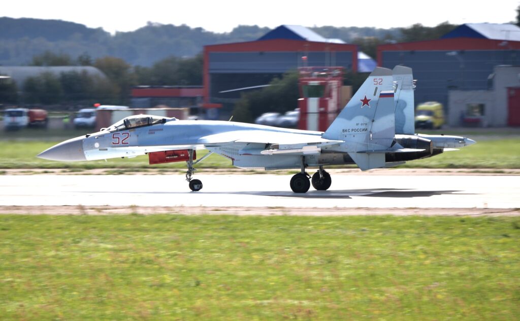China și Taiwan, pe picior de război. Beijingul defilează cu muniție de război pe nave și avioane, Taipeiul trage cu rachete de semnalizare