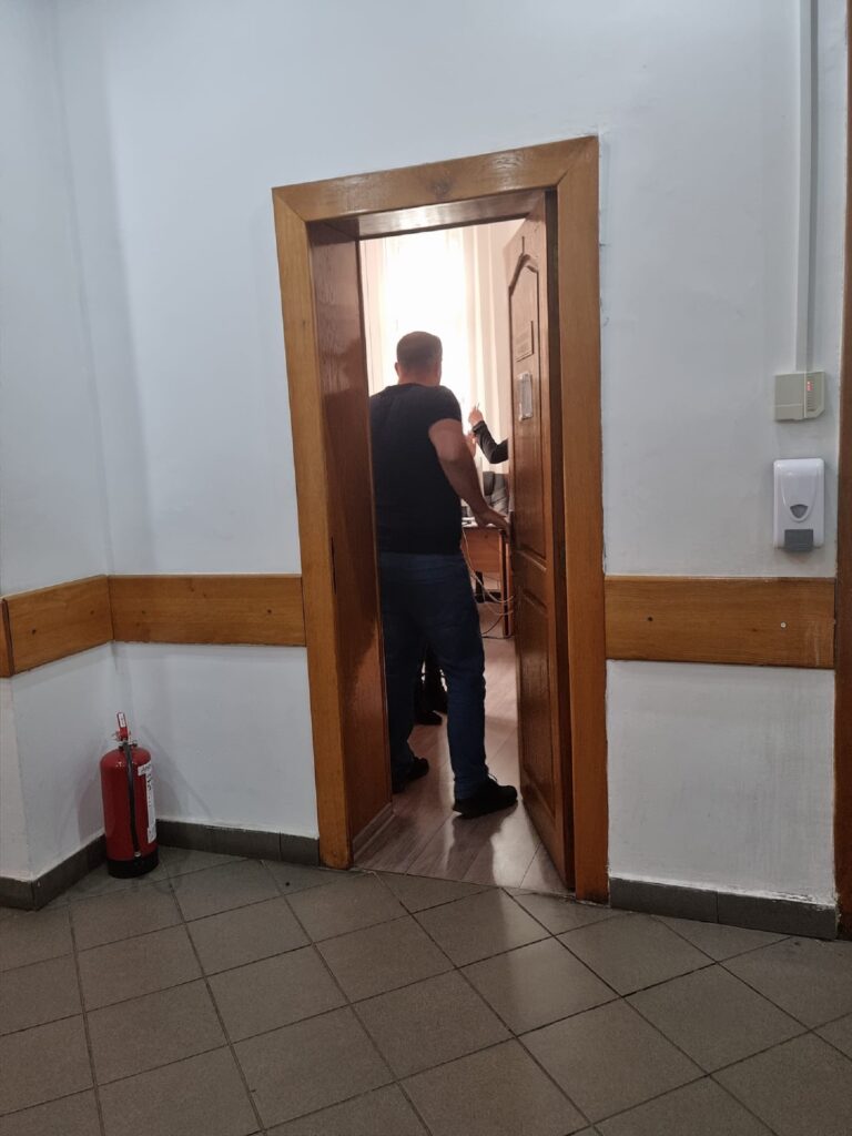 O femeie, angajată la o primărie din Gorj, membră USR, a fost luată la palme de primarul PSD