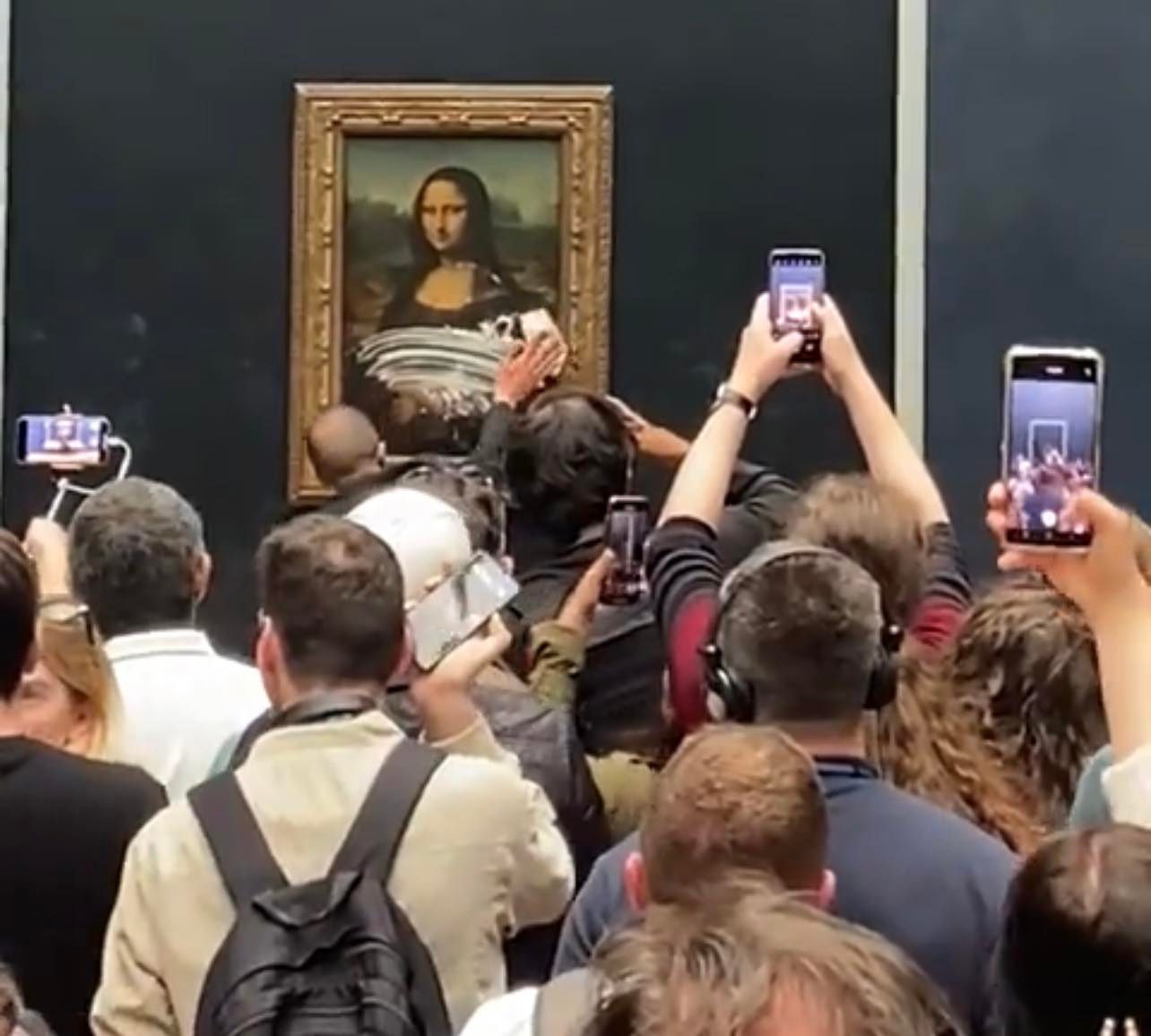 Doi germani, reținuți la Luvru după gestul făcut în sala „Mona Lisa”