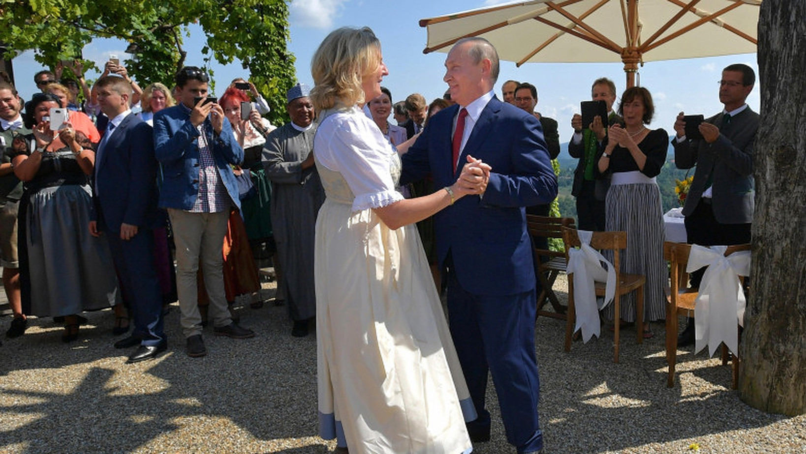 Τα παράτησε αφού χόρεψε με τον Πούτιν.  Η πρώην υπουργός Εξωτερικών της Αυστρίας Karin Kneissl αποχωρεί από τη ρωσική εταιρεία πετρελαίου