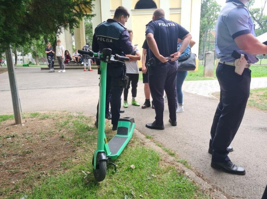 Copil de un an spulberat de o trotinetă electrică. Accident grav într-un parc din Oradea