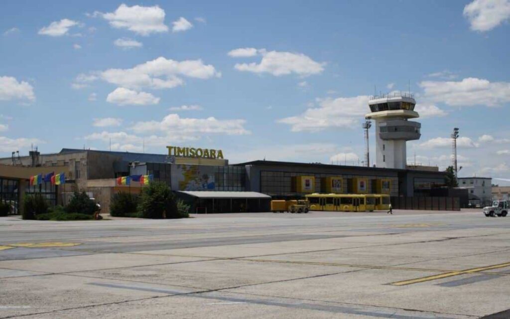 Incident stupid pe aeroport. Un individ se plimba printre călători cu un pistol la brâu. Ce au descoperit polițiștii