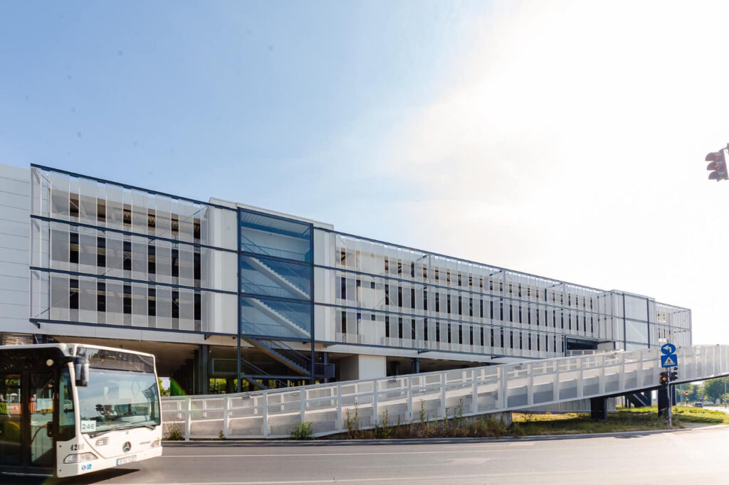 Primăria Capitalei a deschis parcarea de 500 de locuri de la capătul Șoselei Pantelimon. A fost gândită pe modelul ”park&ride”