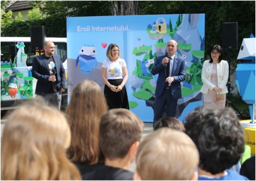 Sondaj. 90% dintre elevi spun că părinții lor nu știu ce fac ei online