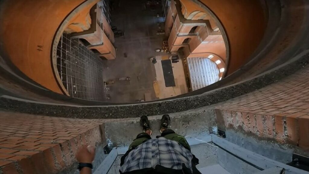 Un bărbat a sărit cu parașuta în interiorul Catedralei Mântuirii Neamului. Autoritățile încearcă să îl identifice