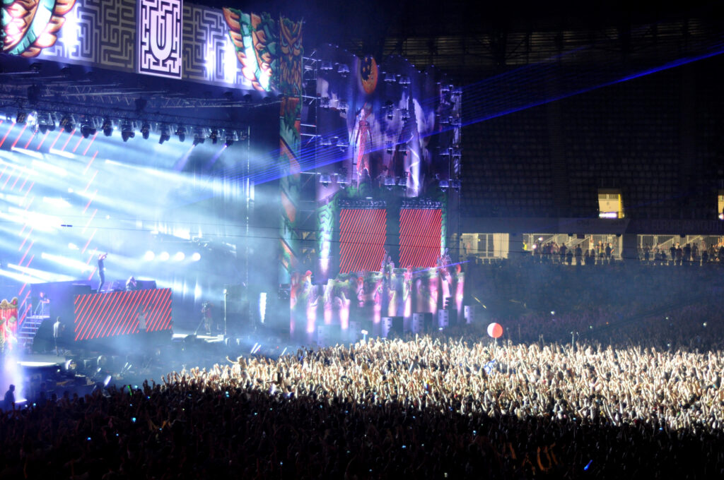 UNTOLD 2022. Tinerii români pot face parte din echipele unor artiști de top. Au început înscrierile în echipa de voluntariat.