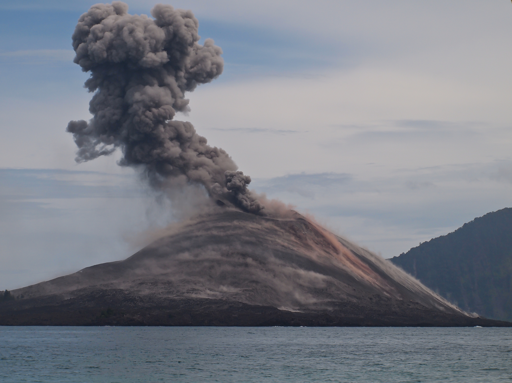 Anak Krakatau a erupt din nou. Fântâni de lavă și explozii puternice în Indonezia