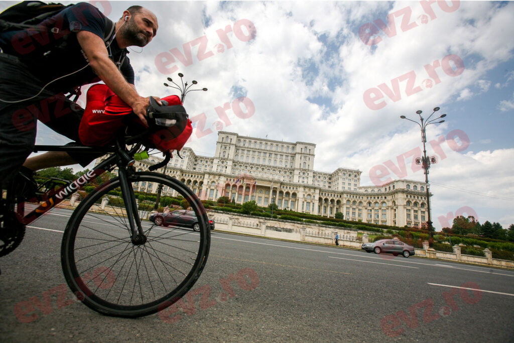 Atenție pe unde poți merge cu bicicleta sau cu trotineta în oraș! Ce prevede legea în astfel de situații și când riști să primești amendă
