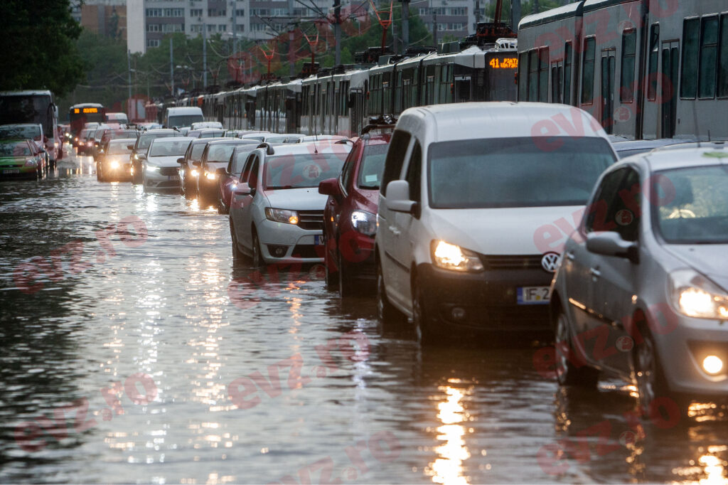Marele pericol al toamnei pentru șoferi și pietoni. Accidente cu morți sau mașini cu daună totală. Ce este acvaplanarea