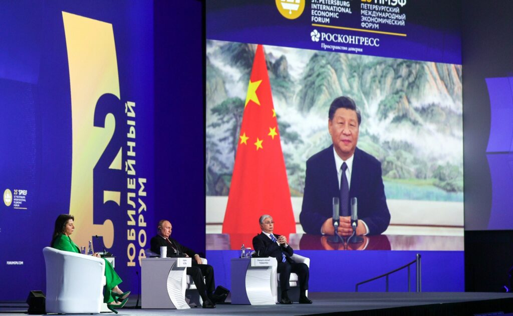 Este alertă în China. Un deputat infectat cu noul coronavirus a stat alături de președintele Xi Jinping