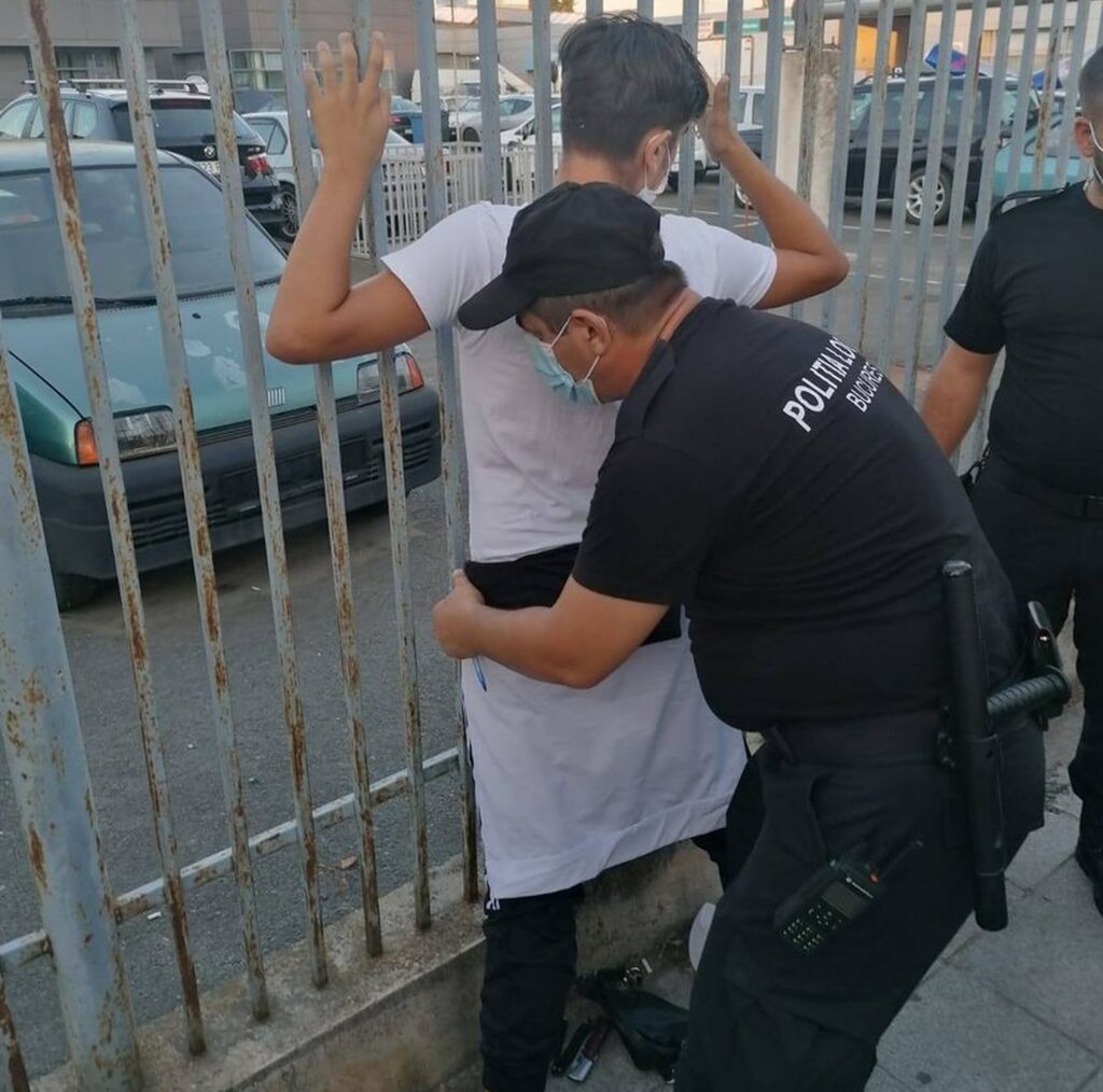 Amenințări cu cuțitul în parcul Izvor din București. Mai mulți adolescenți au fost arestați pentru că agresau copii