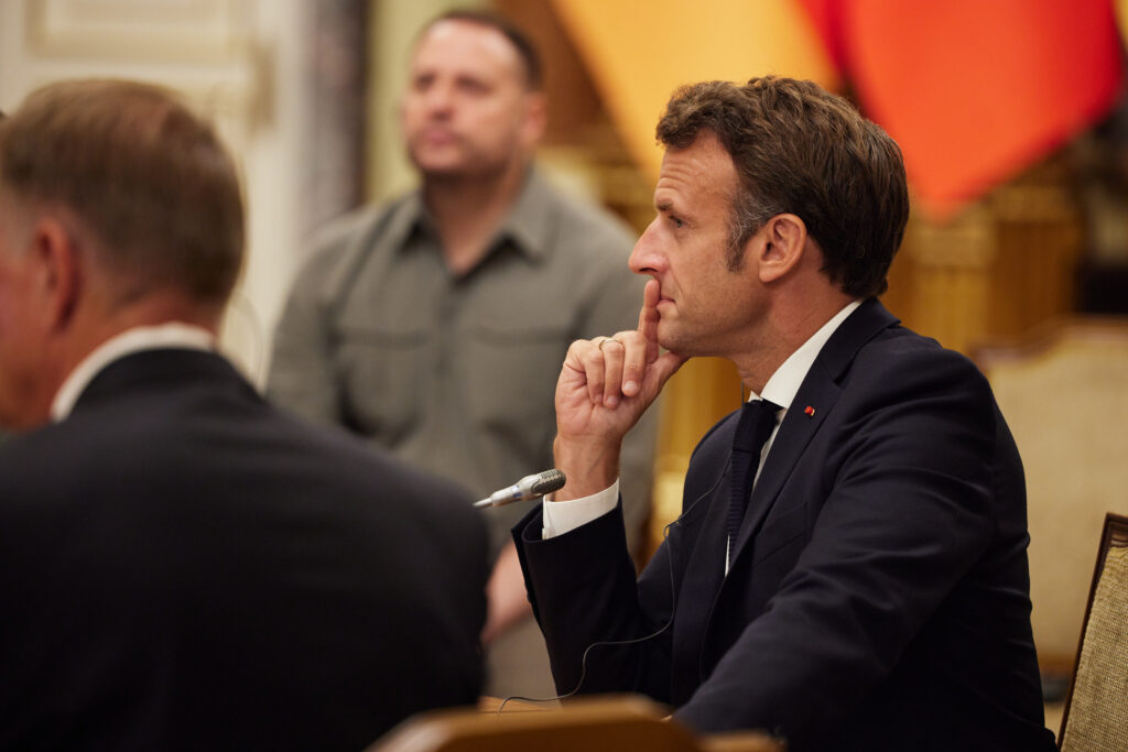 Femeia care-l bate în sondaje pe Emmanuel Macron. Premierul Elisabeth Bourne îl întrece în popularitate pe președintele Franței