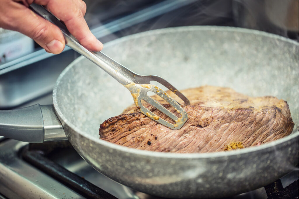 Rețete delicioase obținute prin brezare. Cum combini corect rumenirea cu mijotarea