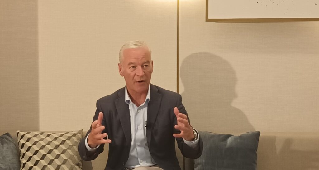 Produsele care încălzesc tutunul, risc redus față de țigări. David O’Reilly, director de cercetare în cadrul BAT: „Avem o echipă de toxicologi care analizează fiecare ingredient”