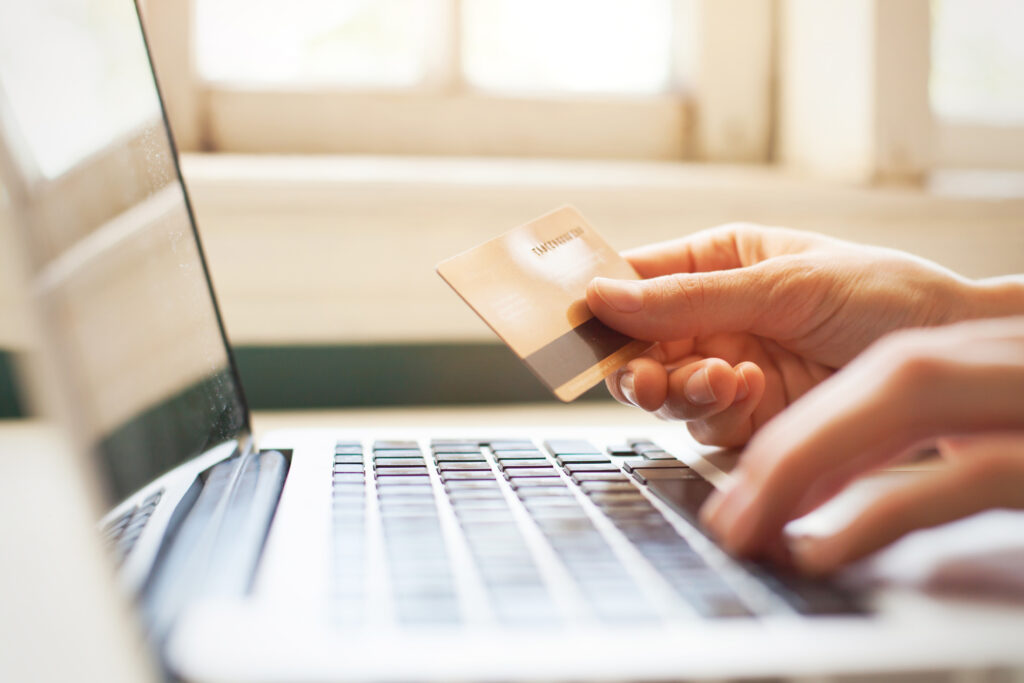 Plățile digitale, alese de 6 din 10 români. Firmele trebuie să se adapteze cerințelor consumatorilor