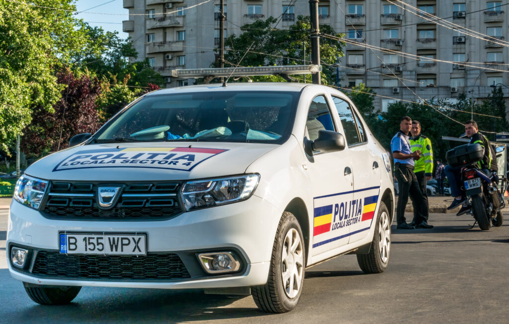 Motocicleta unui polițist din București aflat în misiune, lovită de un sofer, din neatenție. Circulația a fost restricționată