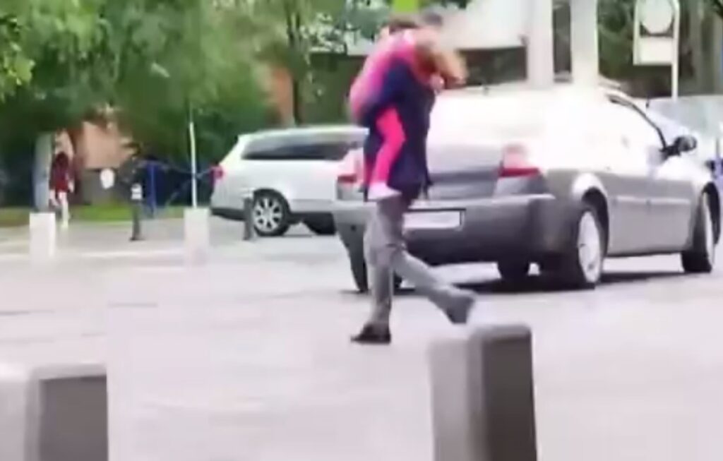 Nicușor Dan riscă să fie amendat. A trecut strada, cu copilul în brațe, printr-un loc nepermis