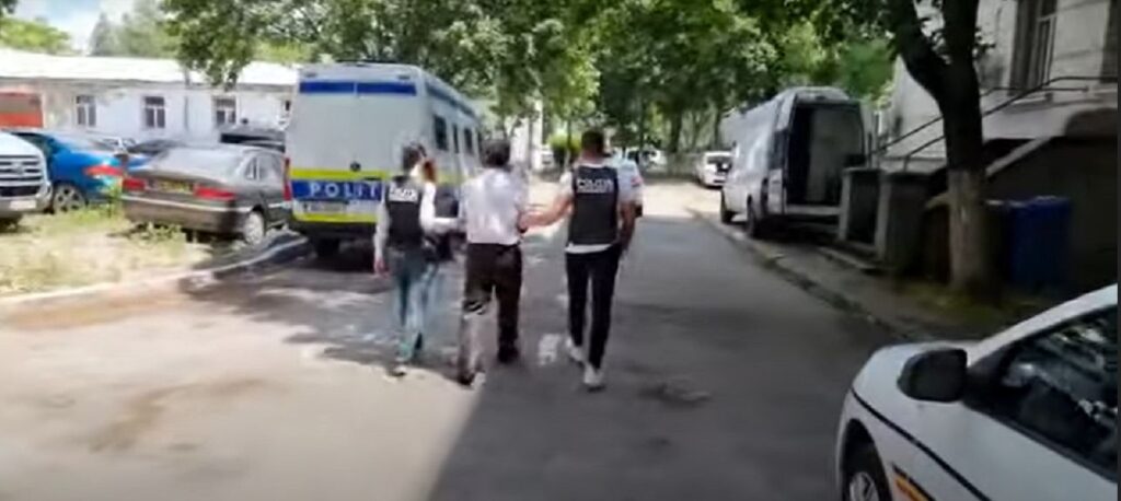 Profesor de istorie, trimis în judecată după ce i-a făcut avansuri unei eleve. A fost pus sub control judiciar și nu mai are voie să predea