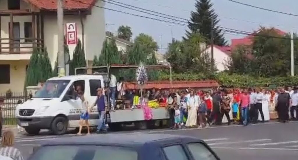 O familie de rromi din Vaslui, decedată într-un accident petrecut în Cehia. Sute de oameni sunt așteptați la înmormântarea celor doi