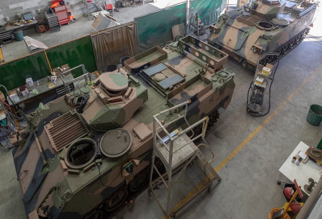 Noi ajutoare militare pentru Ucraina. Primele blindate australiene au intrat în dotarea trupelor de la Kiev. Video