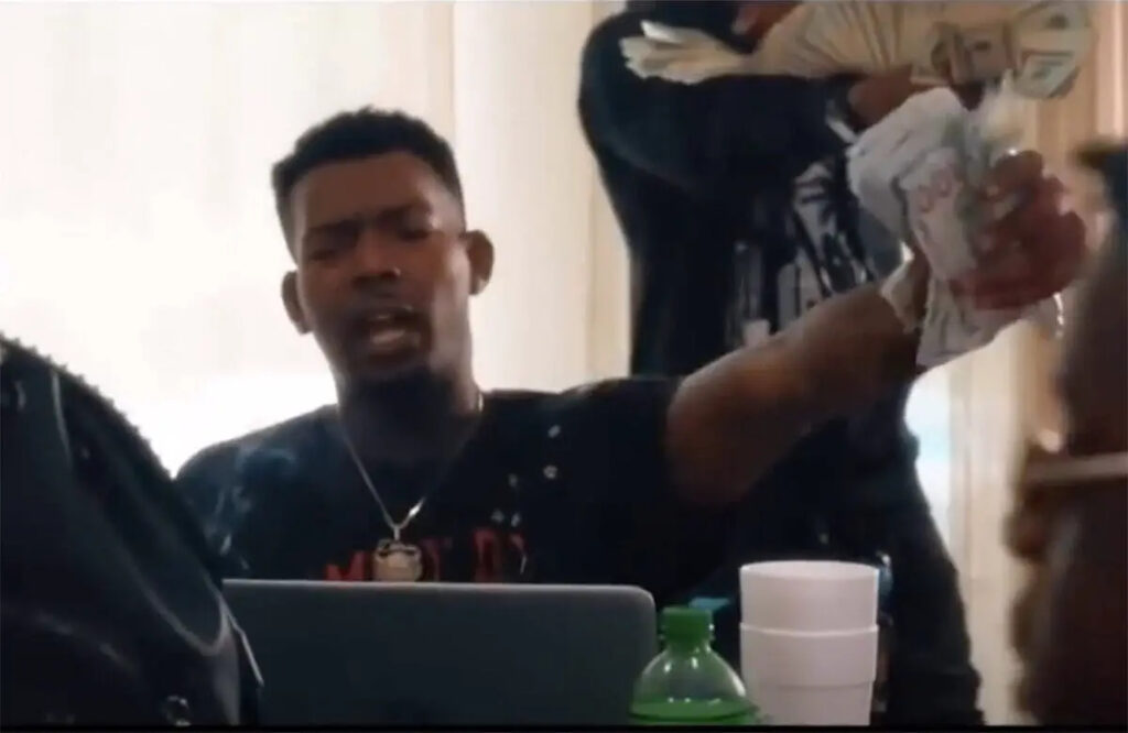 Rapperul „Nuke Bizzle,” care s-a lăudat că s-a îmbogățit în urma ajutorului de șomaj, este acuzat de fraudă. Riscă până la 20 de ani de închisoare