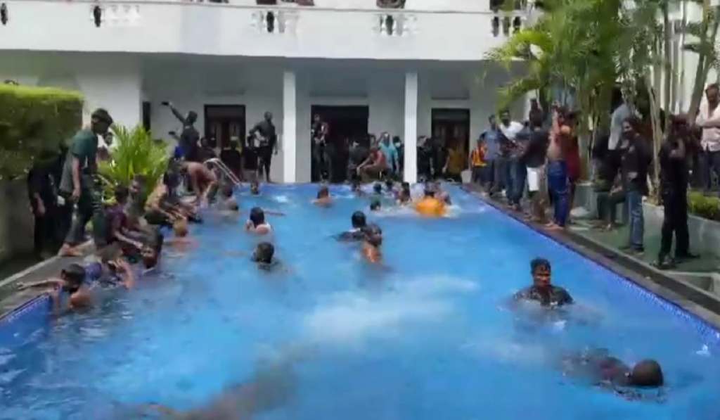 Mii de protestatari au luat cu asalt piscina președintelui din Sri Lanka. Poliția a tras focuri în aer și a folosit gaze lacrimogene