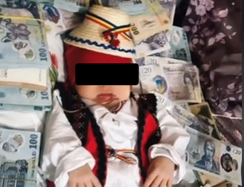 Clipul care rupe internetul. Bebelușul culcat pe un pat de bani, ultima fiță la botez. Video