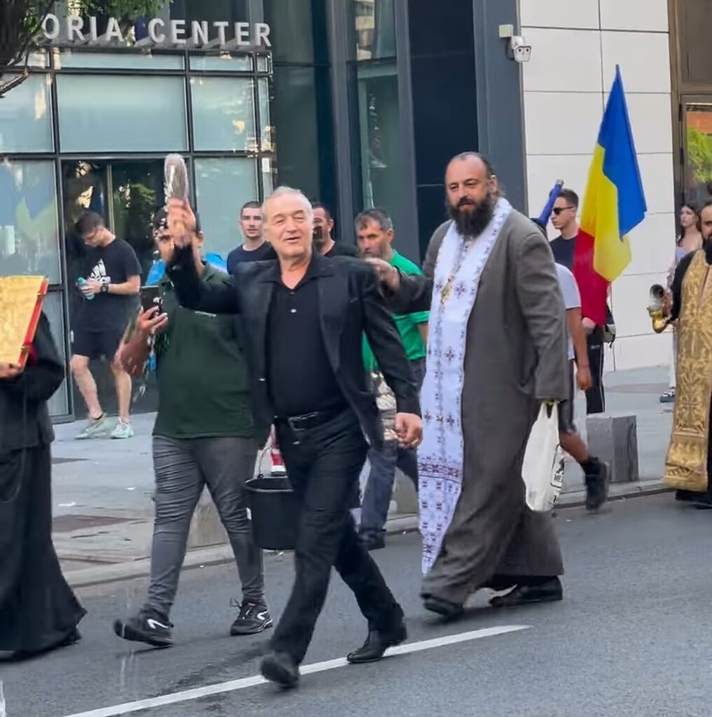 Gigi Becali și-a făcut propriul marș, prin București. Patronul FCSB a chemat preoții și a vrut să „șteargă urmele” susținătorilor LGBT