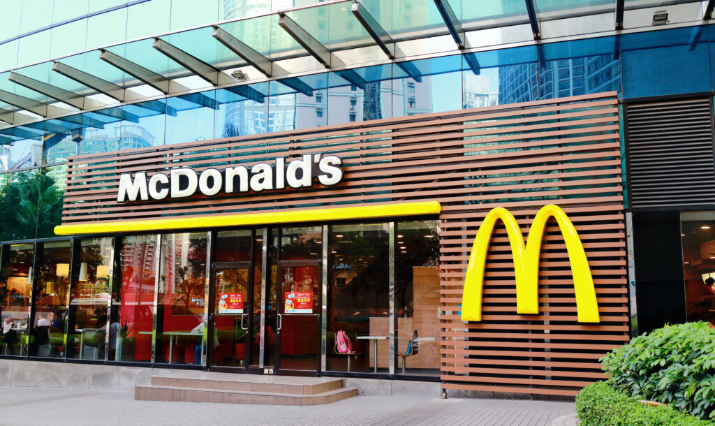 Un restaurant McDonald’s interzice accesul minorilor după ora 17.00. Motivul acestei decizii