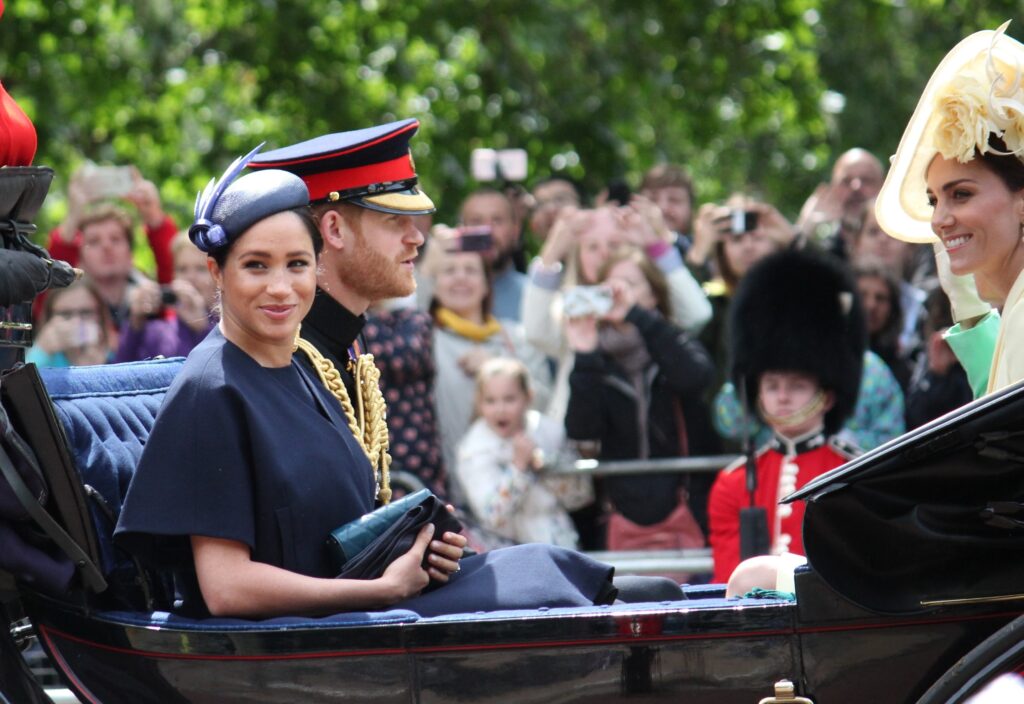 Meghan Markle a vrut să transforme familia regală britanică „într-un joc al celebritățiilor de la Hollywood”, însă fără succes