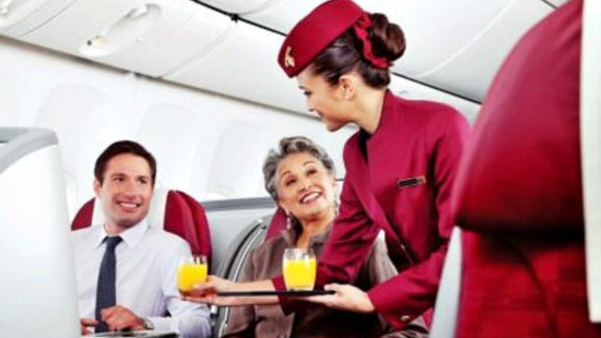 Motivul pentru care însoțitorii de zbor nu te ajută cu bagajele. Are legătură cu salariul