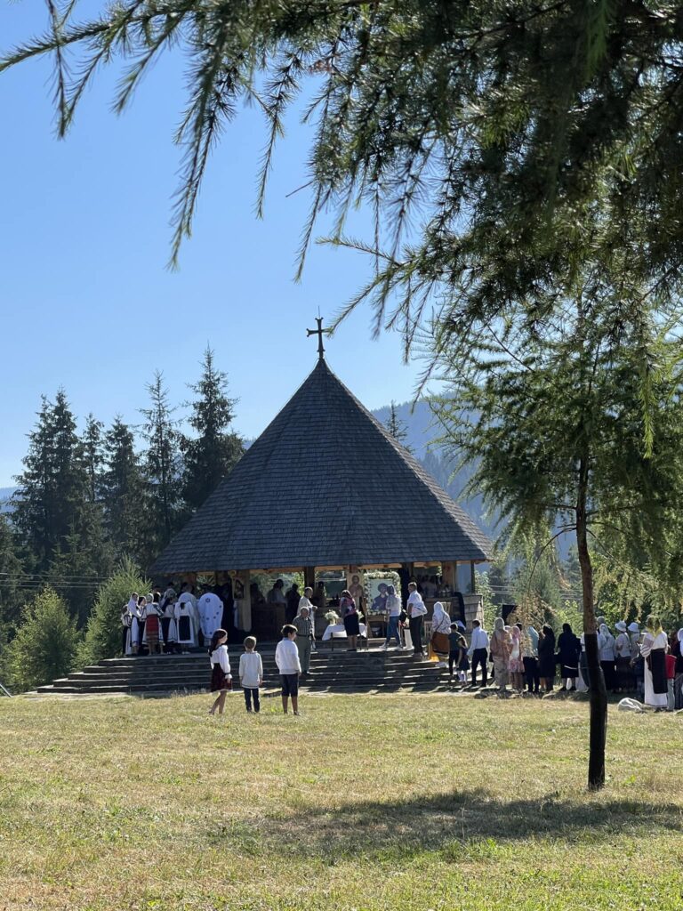 Jurnalistul Dan Andronic: „La minunea asta am asistat, eram printre ei”. Mănăstirea Oașa, locul în care se întâlnește Cerul cu oamenii