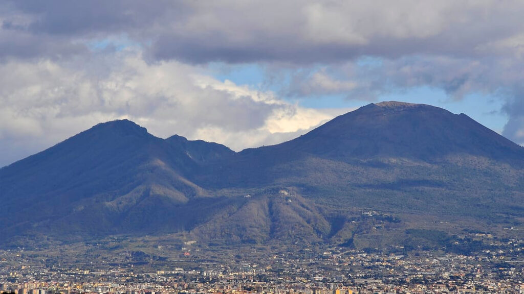 Un turist a supraviețuit ca prin minune după ce a căzut în craterul Muntelui Vezuviu. Își scăpase telefonul