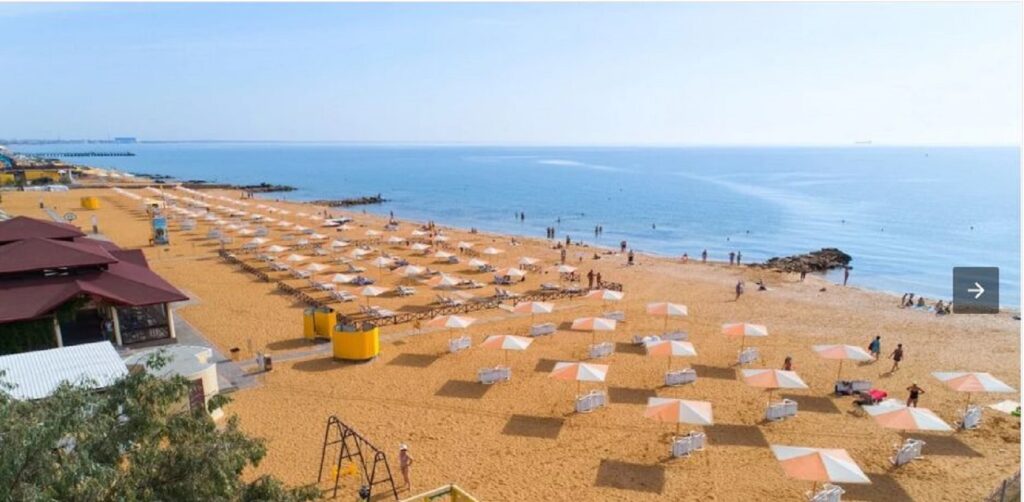 Cum fac rușii plajă printre avioane si nave de război. Propaganda este la ordinea zilei și în vacanță