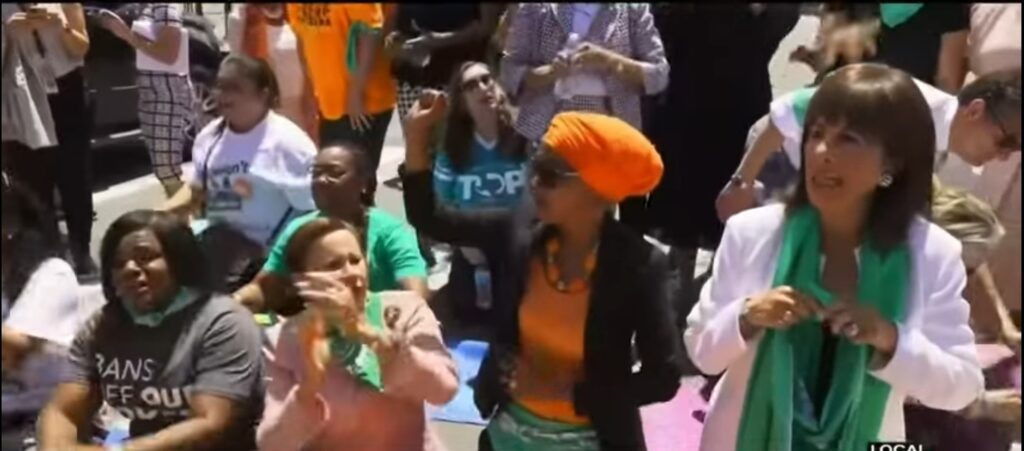 Arestări la un protest organizat în sprijinul dreptului la avort. 17 parlamentari din SUA au fost reținuți de Poliția Capitoliului