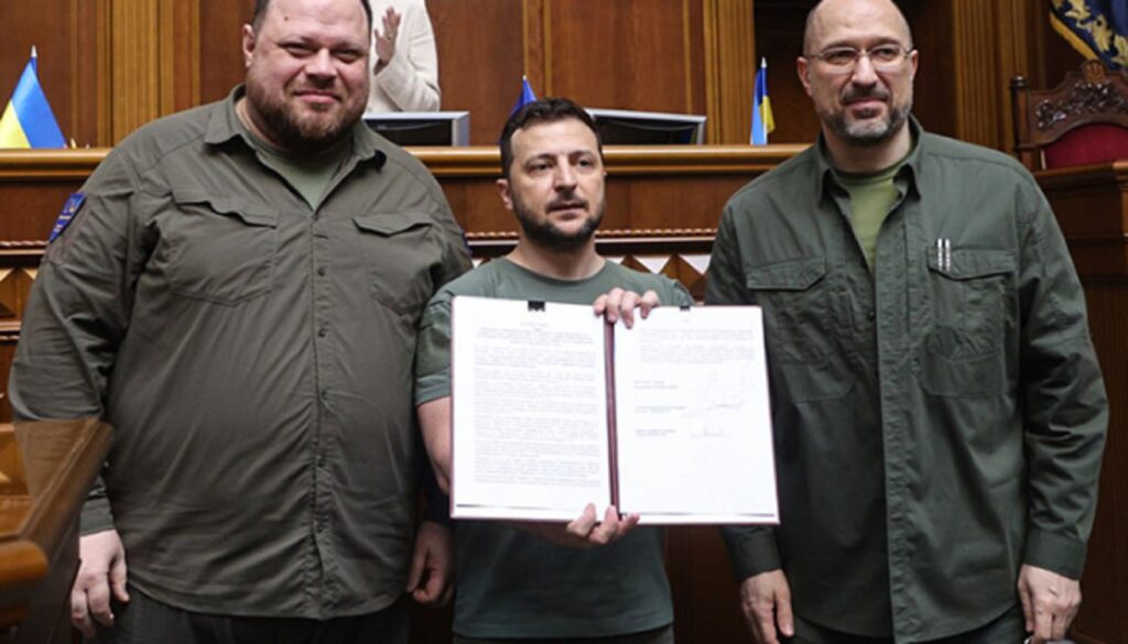 Zelenski, după ce a semnat declarația pentru obținerea aderării Ucrainei la UE: Drumul nostru nu ar trebui să dureze zeci de ani