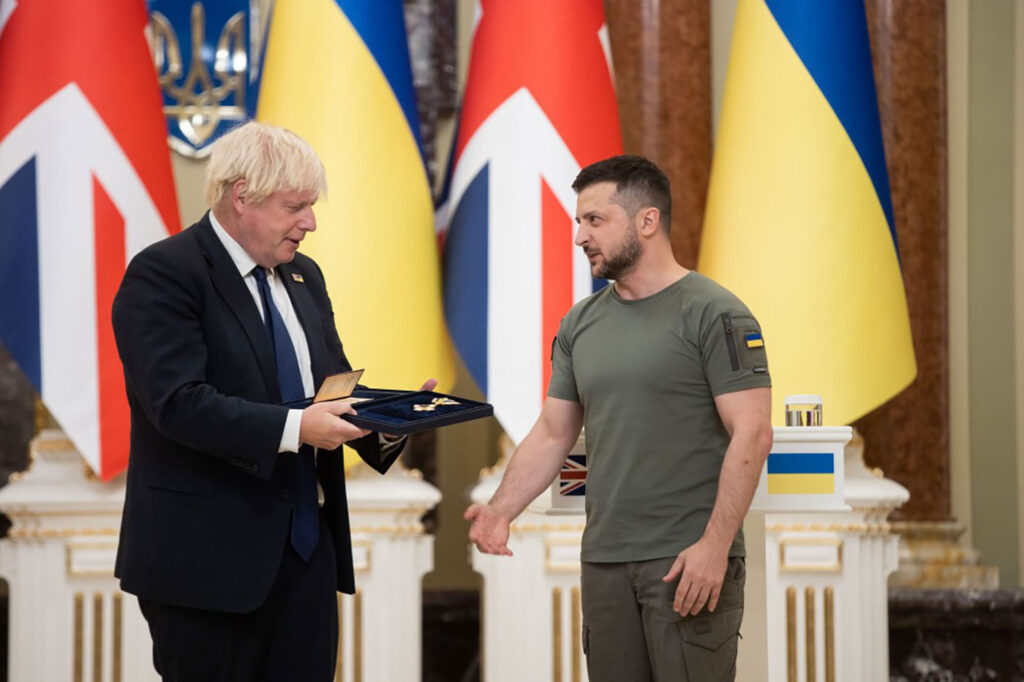 Boris Johnson a sosit miercuri, la Kiev, unde Volodimir Zelenski i-a acordat Ordinul Libertății