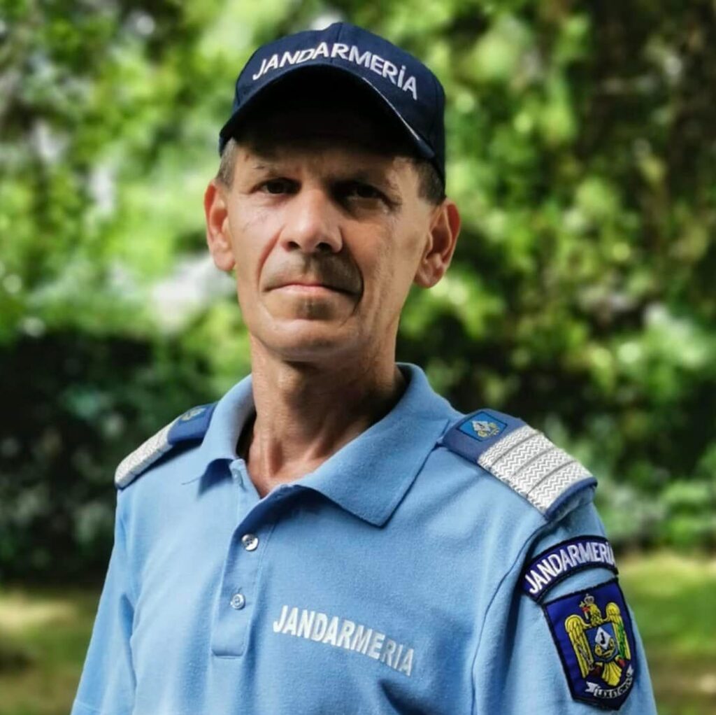 Un jandarm a găsit o geantă cu bani în scara blocului: „Erau foarte mulți și așezați cu grijă, o sumă considerabilă" Ce a decis să facă angajatul MAI