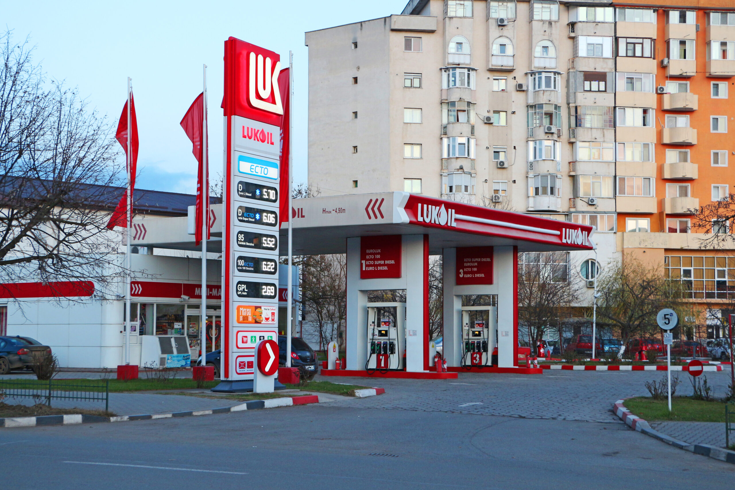 Guvernul Bolojan instituie supravegherea extinsă asupra Lukoil. Ce înseamnă și cine este noul supraveghetor desemnat