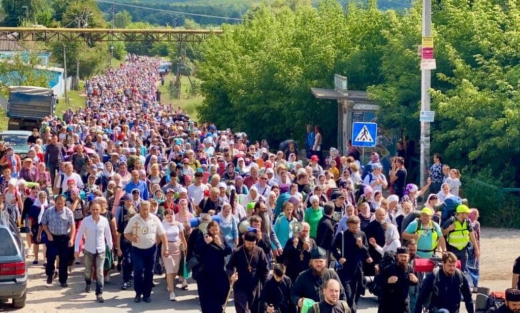 Procesiune religioasă suspendată la Cernăuți. Autoritățile locale au interzis adunările populare din cauza războiului