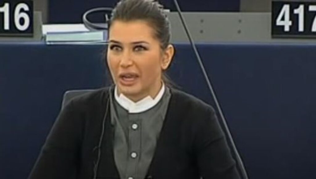 Elena Băsescu iubește din nou. Surprinsă cu un bărbat însurat, ieșind din restaurant