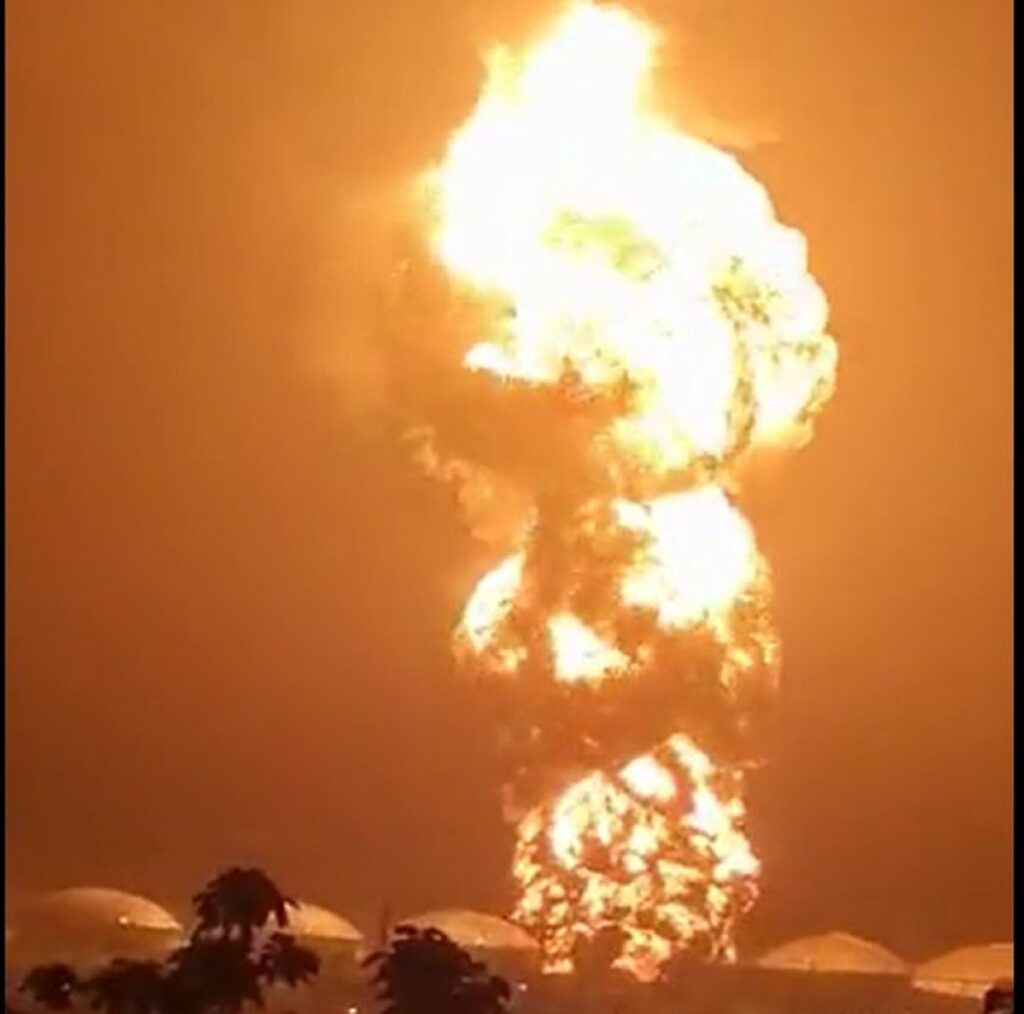 Cuba. Peste 100 de răniți într-un incendiu. Un pompier mort și 16 dispăruți. Depozitul de petrol a fost lovit de trăsnet