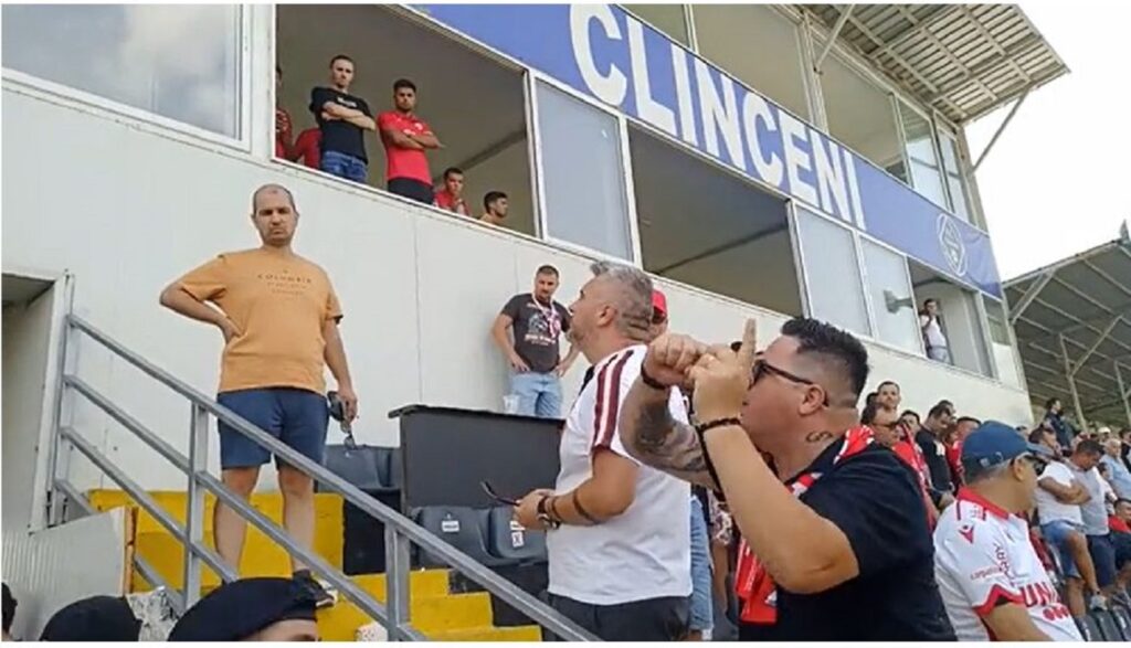 Scandal după ce Dinamo a pierdut din nou în Liga a II-a. Suporterii au cerut demisia antrenorului și și-au vărsat nervii pe oficiali