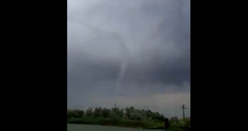 O tornadă a măturat tot ce i-a stat în cale. Imagini spectaculoase cu un fenomen meteo extrem, produs în România. Video